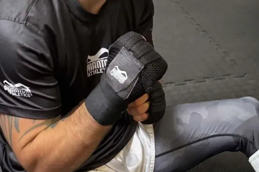 Sous-gants de boxe FASTWRAPS Phantom portés à l’entraînement avec maintien du poignet et protection des articulations