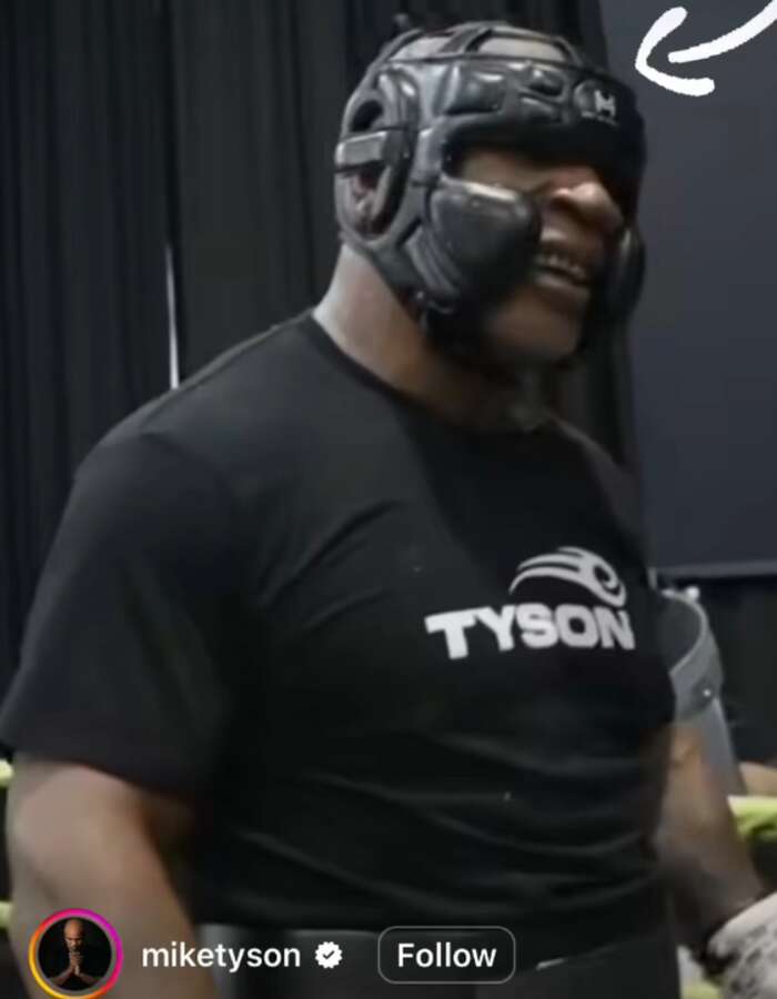 Mike Tyson mit schwarzem Hit N Move Box-Kopfschutz während eines Trainings im Gym. Mike Tyson mit schwarzem Hit N Move Box-Kopfschutz während eines Trainings im Gym.