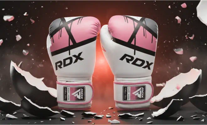 RDX Boxhandschuhe in Rosa und Weiß mit modernem Design vor dynamischem Hintergrund, Kampfsport Ausrüstung
